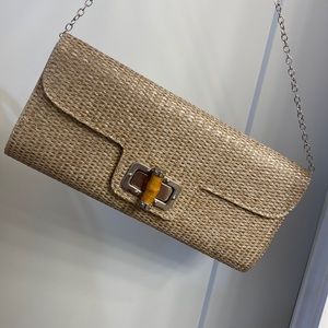 Straw clutch on chain